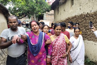 কান্নায় ভেঙে পড়েছেন নিহতের স্ত্রী সুপর্ণা দাস 