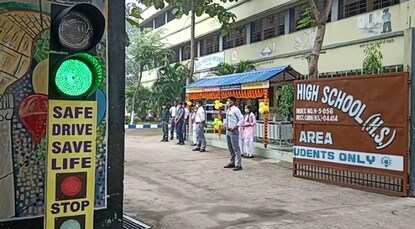 দুর্গাপুরের একটি স্কুলে হাজির পড়ুয়ারা। দুর্গাপুরের একটি স্কুলে হাজির পড়ুয়ারা।