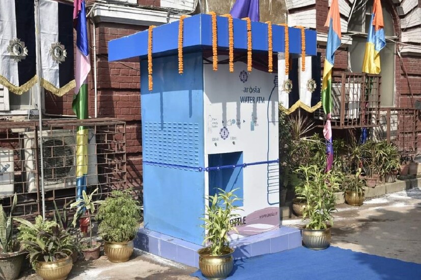 পুলিশকর্মীদের (Police) সুস্থতার কথা মাথায় রেখে এটি কলকাতা পুলিশের একটি বিশেষ উদ্যোগ।  লালবাজার  (LalBazar)  চত্বরে জলের সমস্যা পড়তো অনেক পুলিশ কর্মী। বিভিন্ন দফতর থেকে জলের বোতল সংগ্রহ করে পুলিশ কর্মীদের পান করতে হত জল। লালবাজারের বাহির গেটের বাইরে বিকালের দিকে নজর দিলেই দেখা যেত পুলিশের জমায়েত। একসঙ্গে প্রচুর পুলিশ কর্মী হাতে বোতল নিয়ে বাহির গেটের বাইরে কল ব্যাস্ত জল ভর্তি করতে। প্রচণ্ড গরমের দিনে অনেক সময় জল শেষ হলে গেটের দায়িত্বে থাকা কর্মীদের ছুটে যেতে হত বিভিন্ন দফতরের অফিসে। লালবাজারের দুটি গেটের দায়িত্বে থাকা কর্মীরা অনেক সময় সেই সময় না পেয়ে পড়তেন জল কষ্টে।