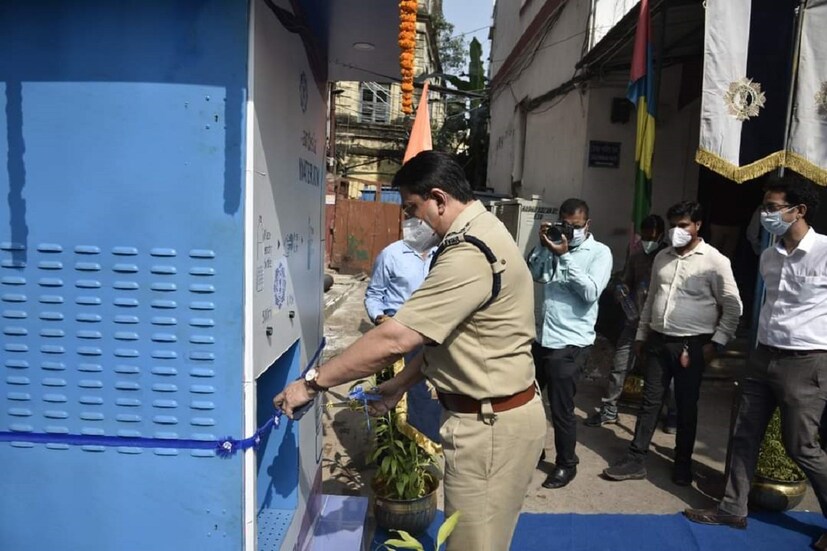 একটি ওয়াটার কিয়স্ক বা জলের এটিএম-এর (Water ATM) উদ্বোধন হল লালবাজারে (LalBazar) মঙ্গলবার । উদ্বোধন করলেন মাননীয় নগরপাল শ্রী সৌমেন মিত্র । এই ওয়াটার  কিয়স্কের  ডিজাইনে ব্যবহার করা হয়েছে উন্নত প্রযুক্তি যা জল বিশুদ্ধিকরণ ও পানীয় জলের গুণগত মান উৎকৃষ্ট রাখতে সক্ষম।  জলের এটিএম-এ একটি অন্তর্নির্মিত কুলিং সিস্টেমও রয়েছে যা গ্রীষ্মেরকালে জলের তাপমাত্রা নিয়ন্ত্রণ করবে।