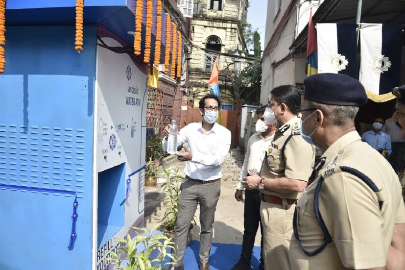 যদিও বিভিন্ন পুলিশ কর্মীদের মতে বর্তমানে শীতের আমেজ থাকায় পানীয় জলের চাহিদা কম থাকলেও গরমের দিনে চাহিনা বৃদ্ধি পায়, সেই সময় যথেষ্ট সমস্যা ও জল কষ্টের মধ্যে কাটাতে হয় ভিজিটর সহ লালবাজার দায়িত্ব থাকা বিভিন্ন পুলিশ কর্মীদের। মঙ্গলবার এই জলের এটিএম তৈরি হবার পরে শুরু জলের সমস্যা মিটল তাই নয়, বিশুদ্ধ পানীয় জলের সমস্যাও মিটল লালবাজারে। Input- Susovan Bhattacharjee