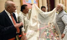 নিজের হাতে বানানো শাড়ি উপহার দিলেন প্রধানমন্ত্রীকে নিজের হাতে বানানো শাড়ি উপহার দিলেন প্রধানমন্ত্রীকে