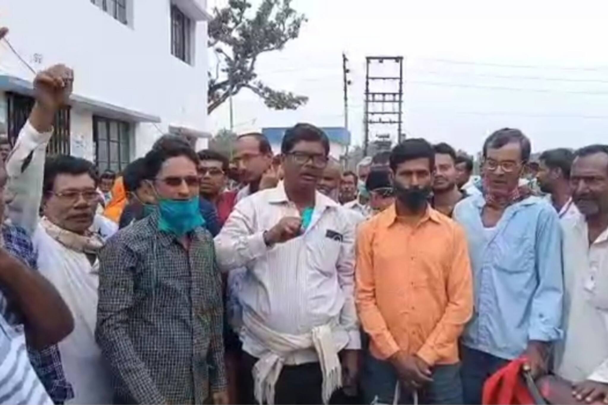 বনগাঁর কিষান মান্ডিতে খাদ্য সাথী কার্ডে নাম নথিভুক্ত করতে দালালচক্রের অভিযোগ