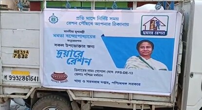 দুর্গাপুরের ২৯ নম্বর ওয়ার্ডে রেশন সামগ্রী বহন করে নিয়ে আসা গাড়ি।