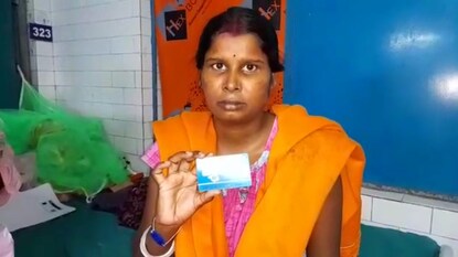 হাসপাতালে বসেই পেলেন স্বাস্থ্য সাথী কার্ড, অসময়ে সুরাহা হয়ে দাঁড়ালো প্রকল্প হাসপাতালে বসেই পেলেন স্বাস্থ্য সাথী কার্ড, অসময়ে সুরাহা হয়ে দাঁড়ালো প্রকল্প