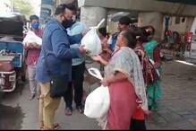 মন্দিরতলায় ফুটপাথে থাকা দুঃস্থদের মধ্যে রেশন সামগ্রী বিতরণ সেচ্ছাসেবী সংস্থার মন্দিরতলায় ফুটপাথে থাকা দুঃস্থদের মধ্যে রেশন সামগ্রী বিতরণ সেচ্ছাসেবী সংস্থার