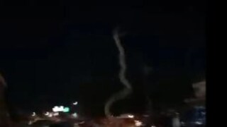 আকাশ থেকে নেমে এল বিশালাকার সাপ, আতঙ্কে জনতা, ভাইরাল ভিডিও শিহরণ জাগাবে!