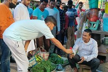 কৃষি আইন প্রত্যাহারে সবজি বিক্রেতাদের গোলাপ ফুল দিল তৃণমূল ছাত্র পরিষদ