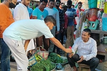 কৃষি আইন প্রত্যাহারে সবজি বিক্রেতাদের গোলাপ ফুল দিল তৃণমূল ছাত্র পরিষদ কৃষি আইন প্রত্যাহারে সবজি বিক্রেতাদের গোলাপ ফুল দিল তৃণমূল ছাত্র পরিষদ