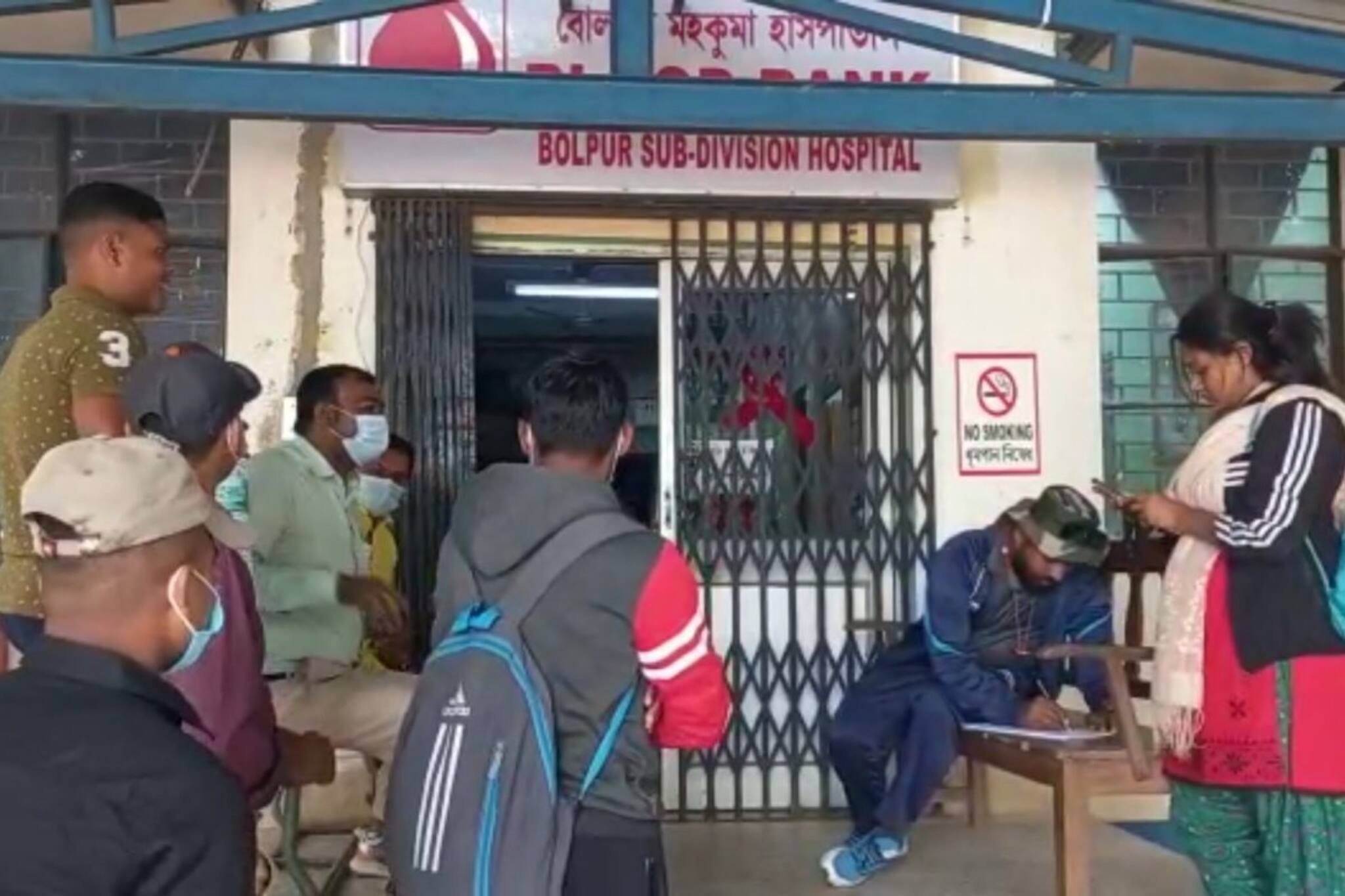 বোলপুর ব্লাড ব্যাঙ্কে রক্ত সংকট, খবর পেয়ে ছুটে এলেন স্বেচ্ছাসেবী সংস্থার যুবকেরা