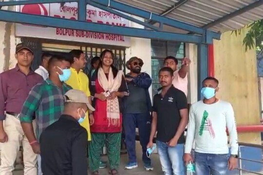 হাসপাতালে রক্ত সঙ্কট, মসিহা হয়ে দাঁড়ালেন এক স্বেচ্ছাসেবী সংস্থার যুবক-যুবতীরা