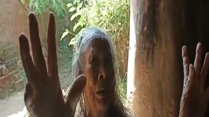 District president of Purulia streched his helping hand to repair old woman's broken house District president of Purulia streched his helping hand to repair old woman's broken house