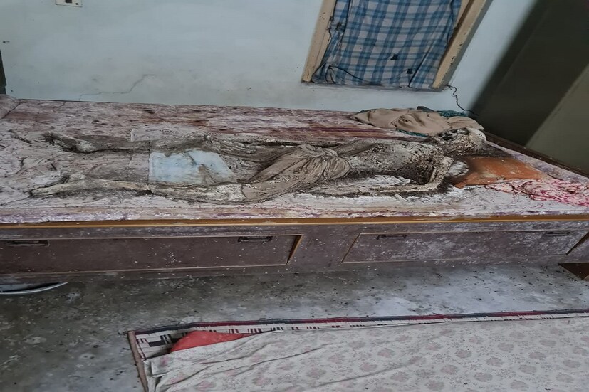 সোমবার চাঞ্চল্যকর ঘটনাটি ঘটেছে গড়ফার (Kolkata Crime) কে পি রায় রোডে। মৃতের নাম সংগ্রাম দে। ৭০ বছর বয়সী বৃদ্ধ কঙ্কালসার দেহ উদ্ধার ঘিরে চাঞ্চল্য। তিনি ভাবা অ্যাটমিক রিসার্চ সেন্টারের প্রাক্তন ল্যাব অ্যাসিস্ট্যান্ট ছিলেন। সোমবার সকালে প্রতিবেশীরা খবর দেন পুলিশে। কারণ বহু দিন ধরে সংগ্রামবাবুকে বেরোতে দেখা যাচ্ছিলো না। ফলে সোমবার গড়ফা থানায় খবর দেওয়া হয়। পুলিশ এসে খোঁজ নিতে জানা যায় ঘরের মধ্যে কঙ্কালসার অবস্থায় শায়িত রয়েছে সংগ্রাম বাবুর দেহ। গড়ফা থানা বাড়ি থেকে দেহ উদ্ধার (Dead Body) করে ময়না তদন্তর জন্য পাঠায়।