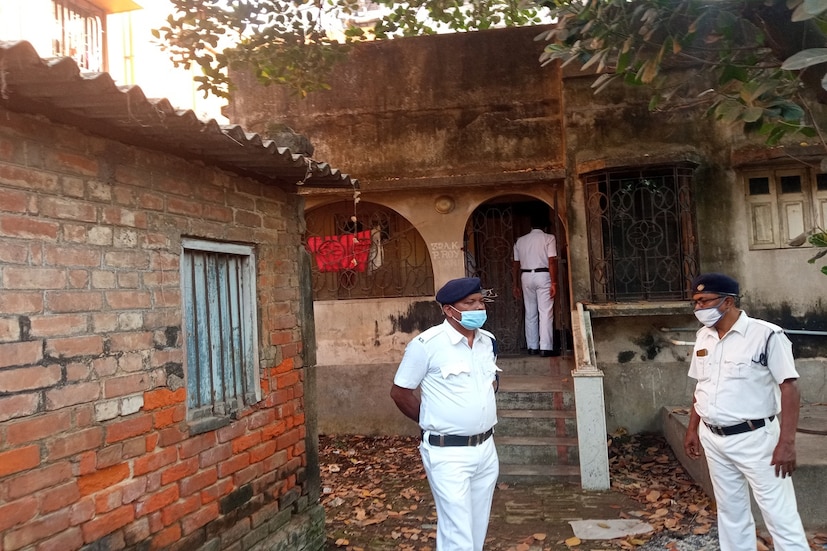 পুলিশের কাছে ছেলে কৌশিক দাবি করেছেন, "তাঁর বাবার তিন মাস আগে মৃত্যু হয়েছে। বাথরুমে গিয়েছিলেন তারপর অসুস্থ হওয়াতে খাটে এনে ছেলে শুইয়ে দেন। এরপর দরজা বন্ধ করে দিয়েছিলেন। কি ভাবে মৃত্যু তা তিনি জানেন না। " সংগ্রাম বাবুর ৩০-৩৫ হাজার টাকা তোলা ছিল তা দিয়ে সংসার চলছিল বলে জানিয়েছেন ছেলে কৌশিক। পুলিশের অনুমান, ছেলের মানসিক সমস্যা আছে। কথা বার্তাতে সেরকমই ইঙ্গিত মিলেছে।