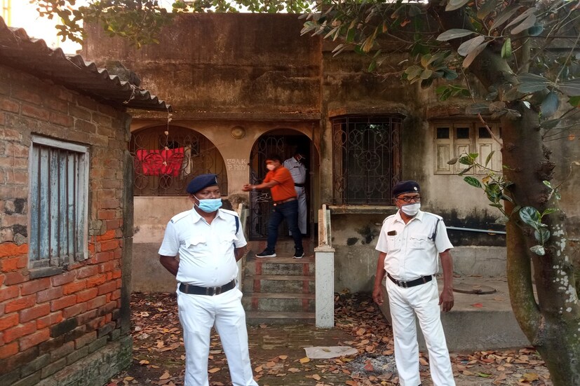 এদিন ডিসি (২) এসএসডি সির্দ্ধাত বন্দ্যোপাধ্যায় জানান, " ছেলের কথা অনুসারে তিন মাস আগে মৃত্যু হয়েছে সংগ্রাম দে নামে ওই বৃদ্ধর। ছেলে মানসিক ভাবে অসুস্থ। কীভাবে মৃত্যু খতিয়ে দেখা হচ্ছে | দুর্গন্ধ আটকাতে কোনো কেমিক্যাল ব্যবহার হয়েছে কিনা তা ফরেন্সিক টেস্টর পর জানা যাবে। " কিন্তু বৃদ্ধর মৃত্যু ঘিরে বেশ কিছু প্রশ্ন উঠছে। ছেলে কেন কাউকে ( আত্মীয় ) বাবার মৃত্য খবর দিলেন না ? কেন দূর্গন্ধ বেরোলো না? দুর্গন্ধ আটকানোর জন্য কোনো মেডিসিন বা কেমিক্যাল ব্যবহার করা হয়েছিল ?কেন মৃত্যু কথা জানালো না পুলিশ বা আশেপাশের বাসিন্দাদের? কেন দেহ তিন মাস ধরে পড়ে থাকা সত্ত্বেও পোড়ানো হল না? দরজা জানালা কেন বন্ধ রাখতো কৌশিক? অসুস্থতা নাকি অন্য কোনো ভাবে মৃত্যু?