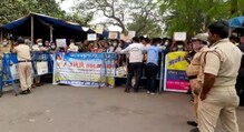 টেট পরীক্ষার রেজাল্টের দাবিতে এপিসি ভবনের সামনে বিক্ষোভ টেট পরীক্ষার্থীদের টেট পরীক্ষার রেজাল্টের দাবিতে এপিসি ভবনের সামনে বিক্ষোভ টেট পরীক্ষার্থীদের
