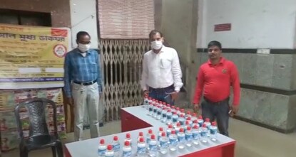 আসানসোল মুখ্য ডাকঘরে পৃথক কাউন্টারে সাজানো গঙ্গাজলের বোতল। আসানসোল মুখ্য ডাকঘরে পৃথক কাউন্টারে সাজানো গঙ্গাজলের বোতল।