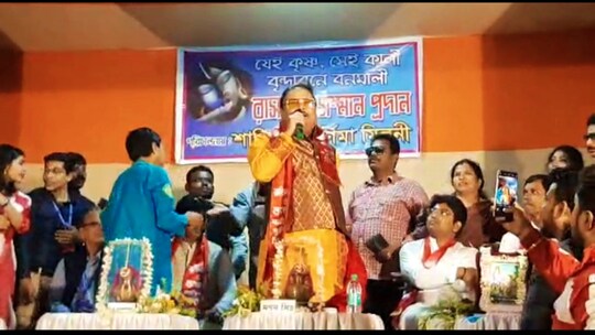 মঞ্চে বক্তব্য রাখছেন মদন মিত্র