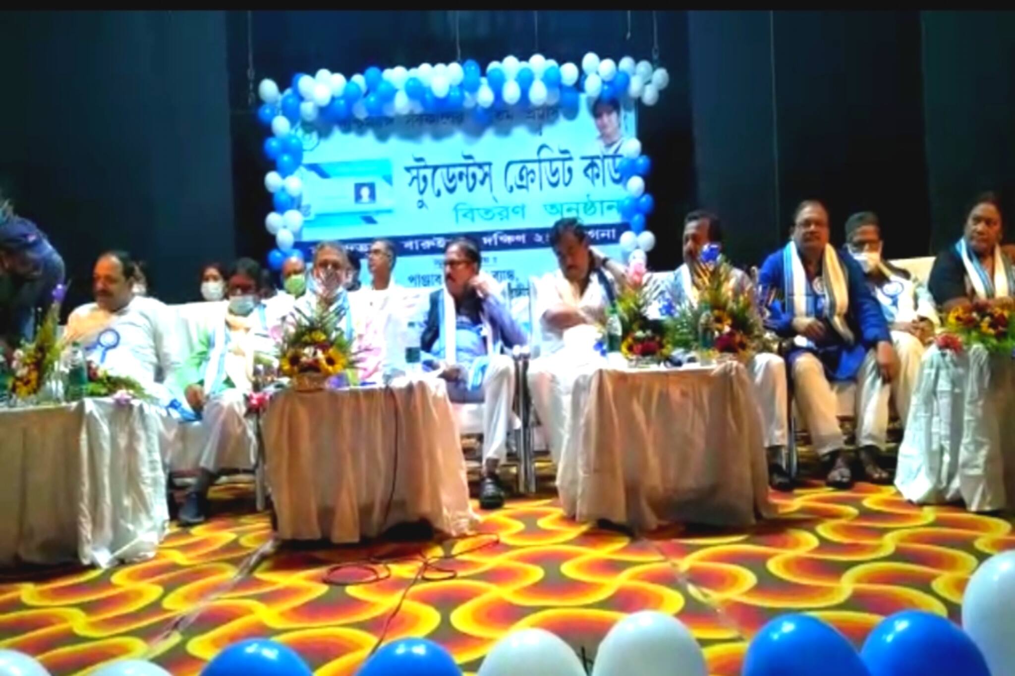 Bengal News: বারুইপুরে মহকুমা শাসকের হাত থেকে স্টুডেন্ট ক্রেডিট কার্ড পেল ছাত্রছাত্রীরা