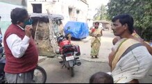 পড়ুয়াদের স্কুলমুখী করতে দুয়ারে শিক্ষক পড়ুয়াদের স্কুলমুখী করতে দুয়ারে শিক্ষক