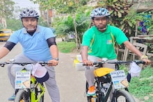 ‘বেলঘড়িয়া টু মুম্বই’ সাইকেলে চেপে দুঃসাহসিক অভিযান ‘ক্যারমম্যান’ দেবর ও অগ্নির