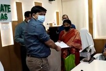 ৫০ হাজার টাকা তুলে দিলেন জেলাশাসক সুমিত গুপ্তা