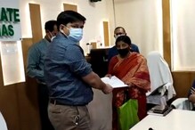 ৫০ হাজার টাকা তুলে দিলেন জেলাশাসক সুমিত গুপ্তা ৫০ হাজার টাকা তুলে দিলেন জেলাশাসক সুমিত গুপ্তা