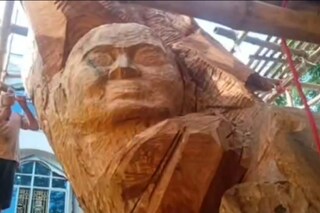 শিশু গাছ খোদাই করে চলছে নানান শিল্পকর্ম।