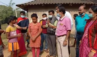ছাত্র-ছাত্রীদের স্কুলে আসার আবেদন জানাতে গ্রামে শিক্ষকরা