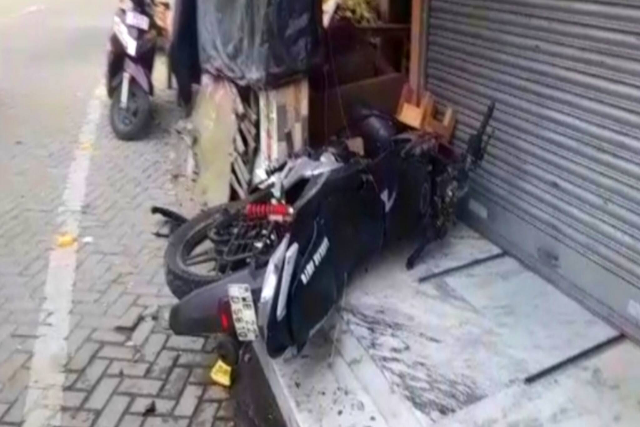 South 24 Pargana: দ্রুতগততে বাইক চালিয়ে দোকানে ঢুকল চার যুবক, আশঙ্কাজনক এক