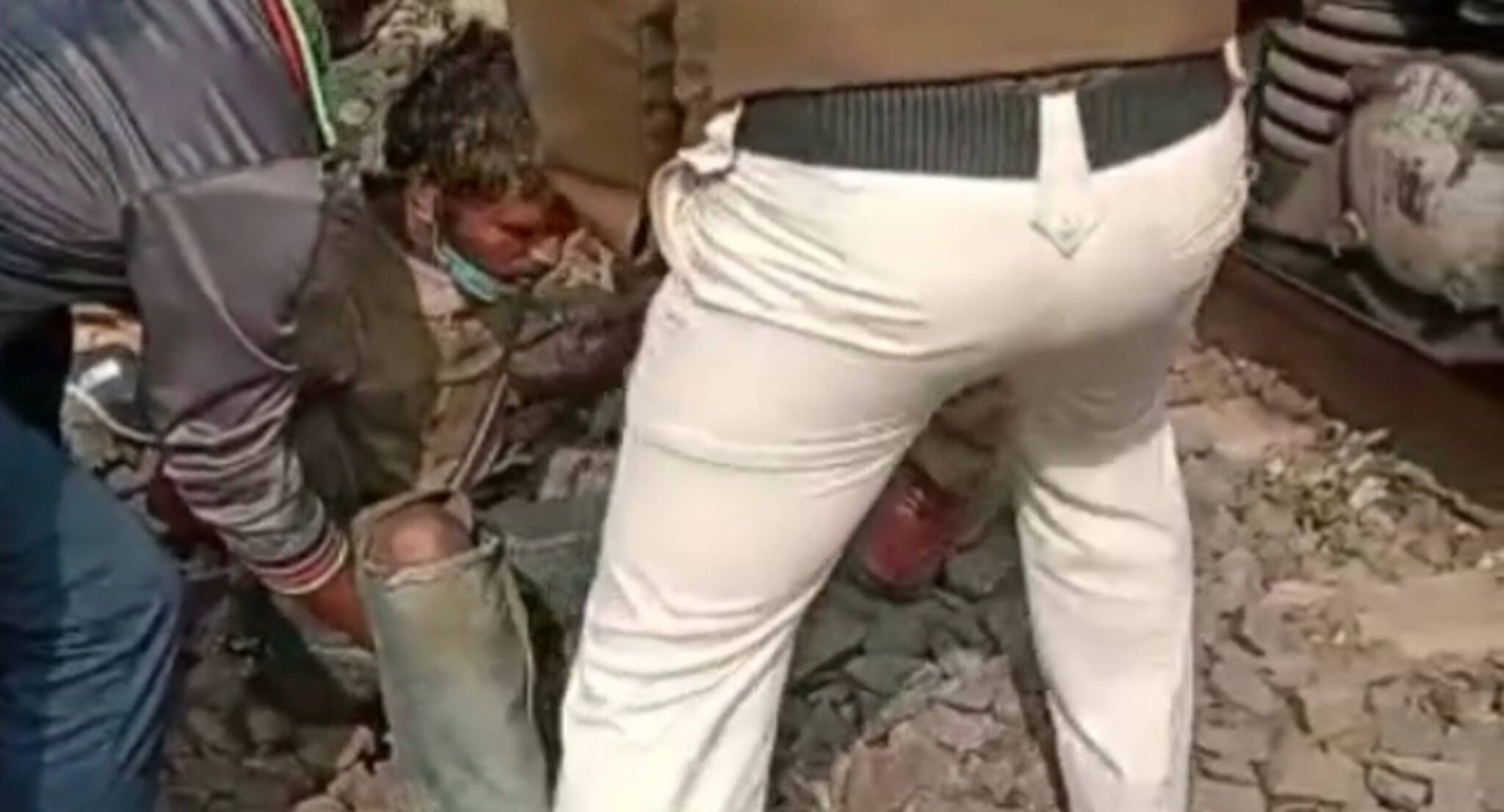 Paschim Bardhaman: ট্রেনের দরজায় বসার অভ্যাস! দেখুন তার ভয়ঙ্কর পরিণতি