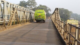 শূন্য যাত্রী নিয়ে চলছে বাস পরিষেবা কান্দি রনগ্রাম ব্রিজের উপর দিয়ে 