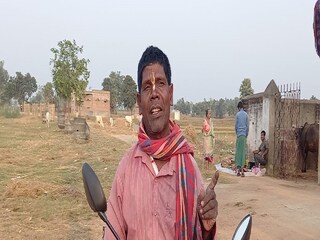 Nut seller sells peanut by singing song, watch viral video