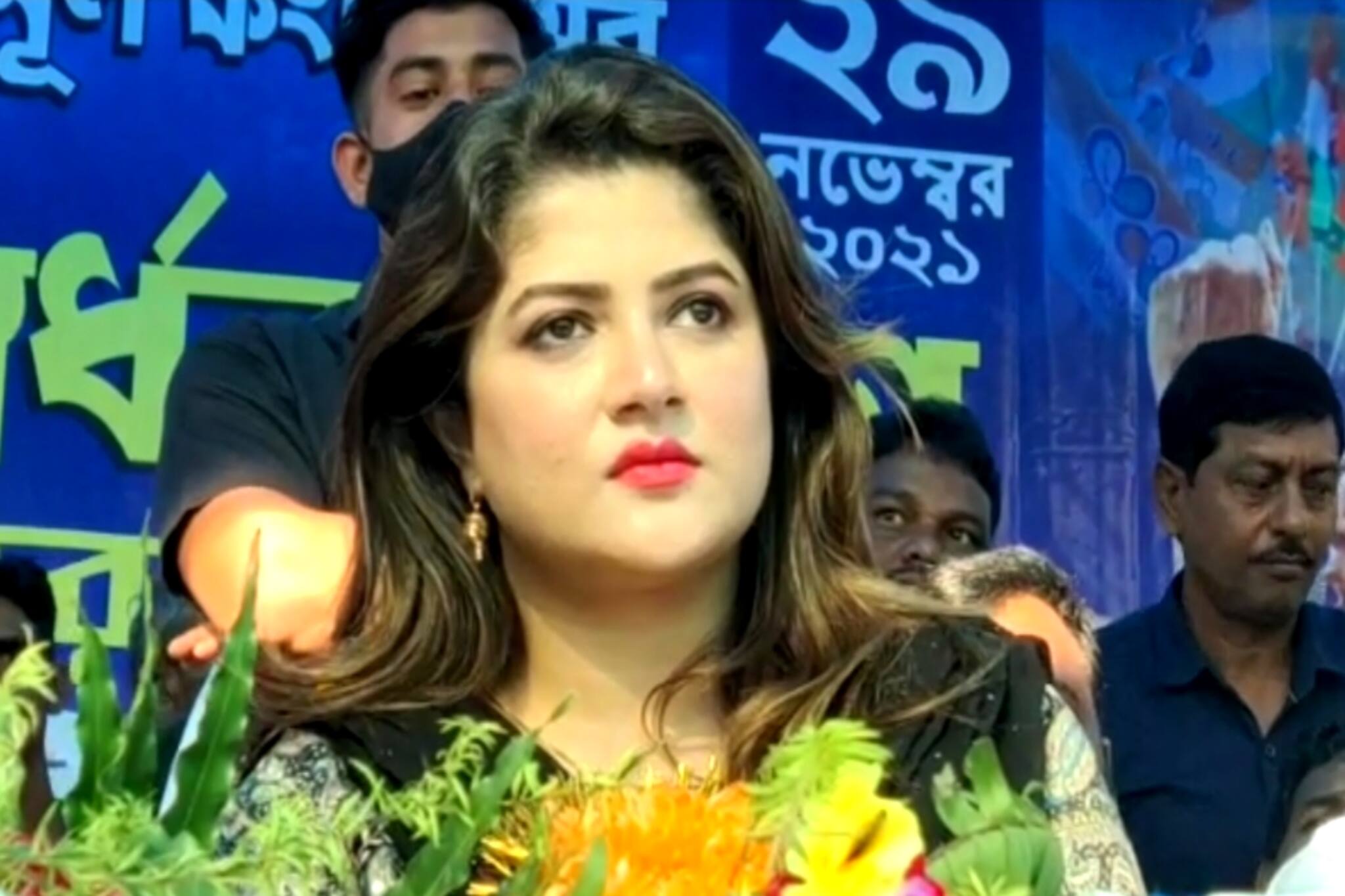 South 24 Pargana: অনুষ্ঠান মঞ্চে গান গাইলেন অভিনেত্রী শ্রাবন্তী