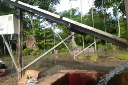 সোলার পাম্পের সাহায্যে জল সেচের কাজ।