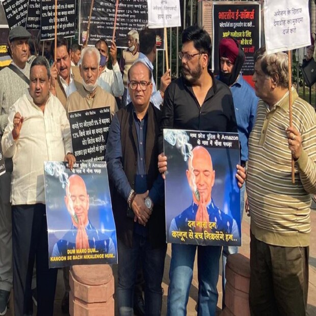 যার বাজার মূল্য আনুমানিক ১ কোটি ১০ লক্ষ টাকা বলে জানা গিয়েছে৷ মনে করা হচ্ছে, এই জনপ্রিয় ওয়েবসাইটকে কাজে লাগিয়ে দেশের বিভিন্ন জায়গায় ড্রাগ বিক্রি করা হচ্ছে। অভিযোগ, কাড়ি পাতা বিক্রি করার নামে বিক্রি করা হচ্ছিল গাঁজা। 