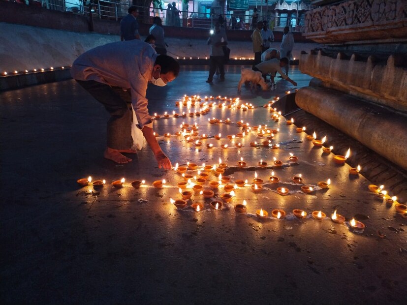 দীপান্বিতা অমাবস্যার রাতে কামাখ্যা মন্দিরে ভক্তদের ভিড় হওয়া নতুন কিছু নয়। যদিও এবারের দীপান্বিতা অমাবস্যা বা দীপাবলি প্রত্যেকবারের থেকে অনেকটাই আলাদা। করোনার কারণে এ বছর অনেক কিছুই বদলে গিয়েছে।