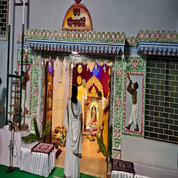 সব কাজের তদারকিতে ব্যস্ত তিনি। পরিচিত মুখ দেখলেই সামনে গিয়ে তাঁর সঙ্গে কথা বলেছেন। পাশাপাশি, পুজোর মালা থেকে অন্যান্য সামগ্রী দিয়ে পুরোহিতকে সাহায়তা করছেন। ছবি ও তথ্য-- আবীর ঘোষাল।
