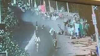 ভিড় রাস্তায় একের পর এক বাইক-স্কুটার আরোহীকে উড়িয়ে দিল গাড়ি, ভয়াবহ দুর্ঘটনার ভিডিও ভাইরাল!