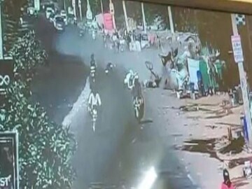 ভিড় রাস্তায় একের পর এক বাইক-স্কুটার আরোহীকে উড়িয়ে দিল গাড়ি, ভয়াবহ দুর্ঘটনার ভিডিও ভাইরাল!