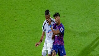 বল দখলের লড়াইয়ে বেঙ্গালুরু এবং নর্থইস্টর দুই ফুটবলার