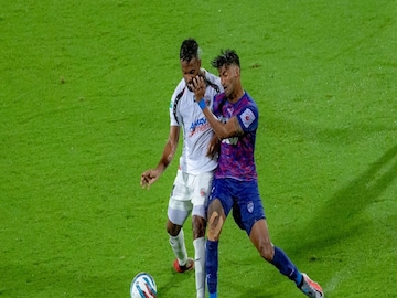বল দখলের লড়াইয়ে বেঙ্গালুরু এবং নর্থইস্টর দুই ফুটবলার