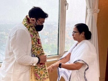 বাবুল সুপ্রিয়র সামনেই তাঁর তৃণমূল বিরোধী গান চালাল বিজেপি।
