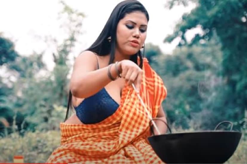 খোলা আকাশ, মাটির উনুনে লাল শাক ও কলমি শাকের রেসিপি নিয়ে সুপার বোল্ড (Bold) ব্লাউজে হাজির দুই নয়া সুন্দরী৷ ধীরে ধীরে ভাইরাল ভিডিও  (Viral Video) হতে শুরু করেছে এই সুপার বোল্ড  (Bold) ভিডিওগুলি৷ Photo Courtesy- Unique Village Food/ Youtube/ Video Grab 