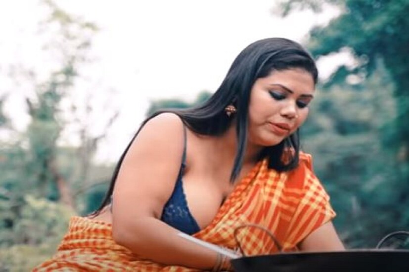 অন্য ভিডিওটিতে কলমি শাক রান্না করা হয়েছে৷ সেটিতে যিনি রান্না করছেন তাঁর নাম বর্ষা৷ এই ভিডিওটির ভিউ হয়েছে একদিনের মধ্যেই ২৫ হাজারের বেশি৷ ফলে একদিনেই ভাইরাল ভিডিও (Viral Video)৷  Photo Courtesy- Unique Village Food/ Youtube/ Video Grab 
