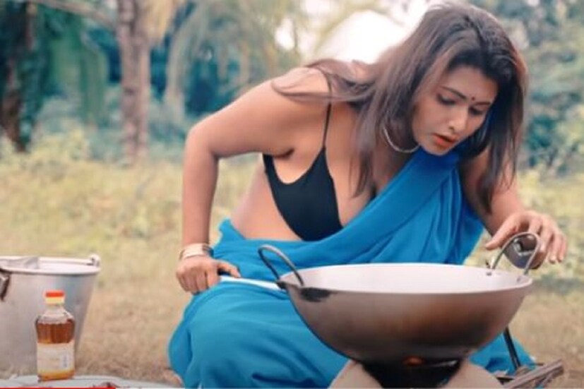 হট ভিডিও  (Hot Video) ও ভাইরাল ভিডিওগুলি  (Viral Video) -র একটি লাল শাক রান্নার ভিডিও৷ সেটাই যিনি রান্না করছেন ইউনিক ভিলেজ ফুড (Unique Village Food) তাঁর নাম বলা হয়েছে মধু৷ তাঁর রান্না করা ভিডিওটি আপলোড হয়েছে ১৫ নভেম্বর৷ ইতিমধ্যেই সেটির ভিউ হয়েছে লক্ষাধিক৷  Photo Courtesy- Unique Village Food/ Youtube/ Video Grab 