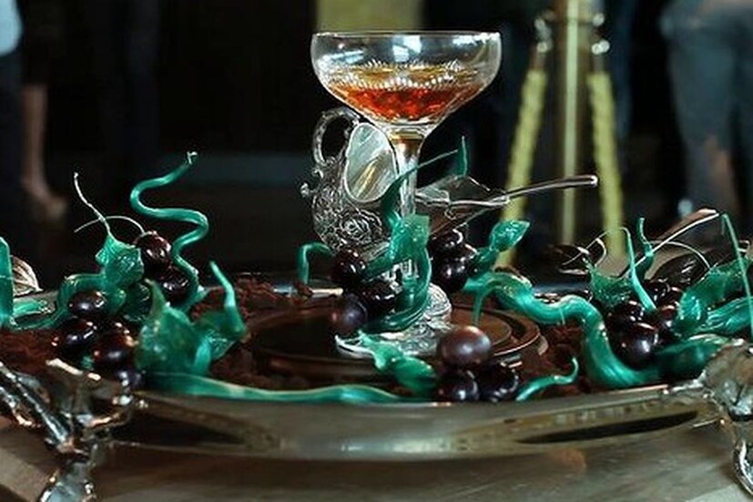 ককটেল (Cocktail) বললেই প্রথমে যার কথা মনে আসে, সে হল মোহিতো (Mojito)। তার ফ্লেভার বা স্বাদ হতে পারে অনেক কিছু।  যেমন ধরুন, ভার্জিন মোহিতো, তরমুজের মোহিতো, আনারস বা লেবু ফ্লেভারের মোহিতো- এসব কিন্তু জনপ্রিয়তার শীর্ষে রয়েছে। তাই বাড়িতে পার্টি করলে মোহিতো রাখতেই পারেন। এর মধ্য়েকার মিন্টের ফ্লেভার আপনাকে একটা তরতাজা ভাবও দেবে। সুন্দর সুন্দর গ্লাসে পরিবেশন করে ফেলুন মোহিতো। সঙ্গে রেখে দিন কোনও স্ন্য়াক্স।