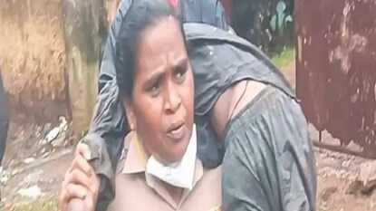 কাঁধের উপর অসুস্থ মানুষকে নিয়ে দৌড়, বীরাঙ্গনা সেই মহিলা পুলিশ অফিসারকে মুখ্যমন্ত্রীর কুর্নিশ কাঁধের উপর অসুস্থ মানুষকে নিয়ে দৌড়, বীরাঙ্গনা সেই মহিলা পুলিশ অফিসারকে মুখ্যমন্ত্রীর কুর্নিশ