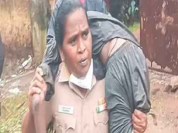 কাঁধের উপর অসুস্থ মানুষকে নিয়ে দৌড়, বীরাঙ্গনা সেই মহিলা পুলিশ অফিসারকে মুখ্যমন্ত্রীর কুর্নিশ