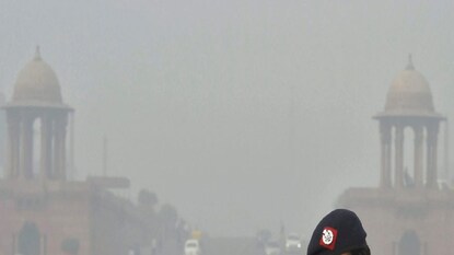 কিন্তু বায়ুদূষণ যে মানসিক হতাশার সঙ্গে যুক্ত তা উঠে এসেছে একটি সাম্প্রতিক গবেষণায়। গবেষণায় কিশোর- কিশোরীদের মধ্যে হতাশার ক্রমবর্ধমান লক্ষণগুলির সাথে ওজোন গ্যাসের সম্পর্ক পাওয়া গেছে। ওজোন হল এমন একটি গ্যাস যা মোটর গাড়ির দূষণ, বিদ্যুৎকেন্দ্র এবং সূর্যালোকের উৎস থেকে উৎপন্ন হয়। উচ্চ ওজোন স্তর হাঁপানি, শ্বাসযন্ত্রের ভাইরাস এবং অকাল মৃত্যুর কারণ, সমীক্ষা বলছে এমনটাই।
কিন্তু বায়ুদূষণ যে মানসিক হতাশার সঙ্গে যুক্ত তা উঠে এসেছে একটি সাম্প্রতিক গবেষণায়। গবেষণায় কিশোর- কিশোরীদের মধ্যে হতাশার ক্রমবর্ধমান লক্ষণগুলির সাথে ওজোন গ্যাসের সম্পর্ক পাওয়া গেছে। ওজোন হল এমন একটি গ্যাস যা মোটর গাড়ির দূষণ, বিদ্যুৎকেন্দ্র এবং সূর্যালোকের উৎস থেকে উৎপন্ন হয়। উচ্চ ওজোন স্তর হাঁপানি, শ্বাসযন্ত্রের ভাইরাস এবং অকাল মৃত্যুর কারণ, সমীক্ষা বলছে এমনটাই।